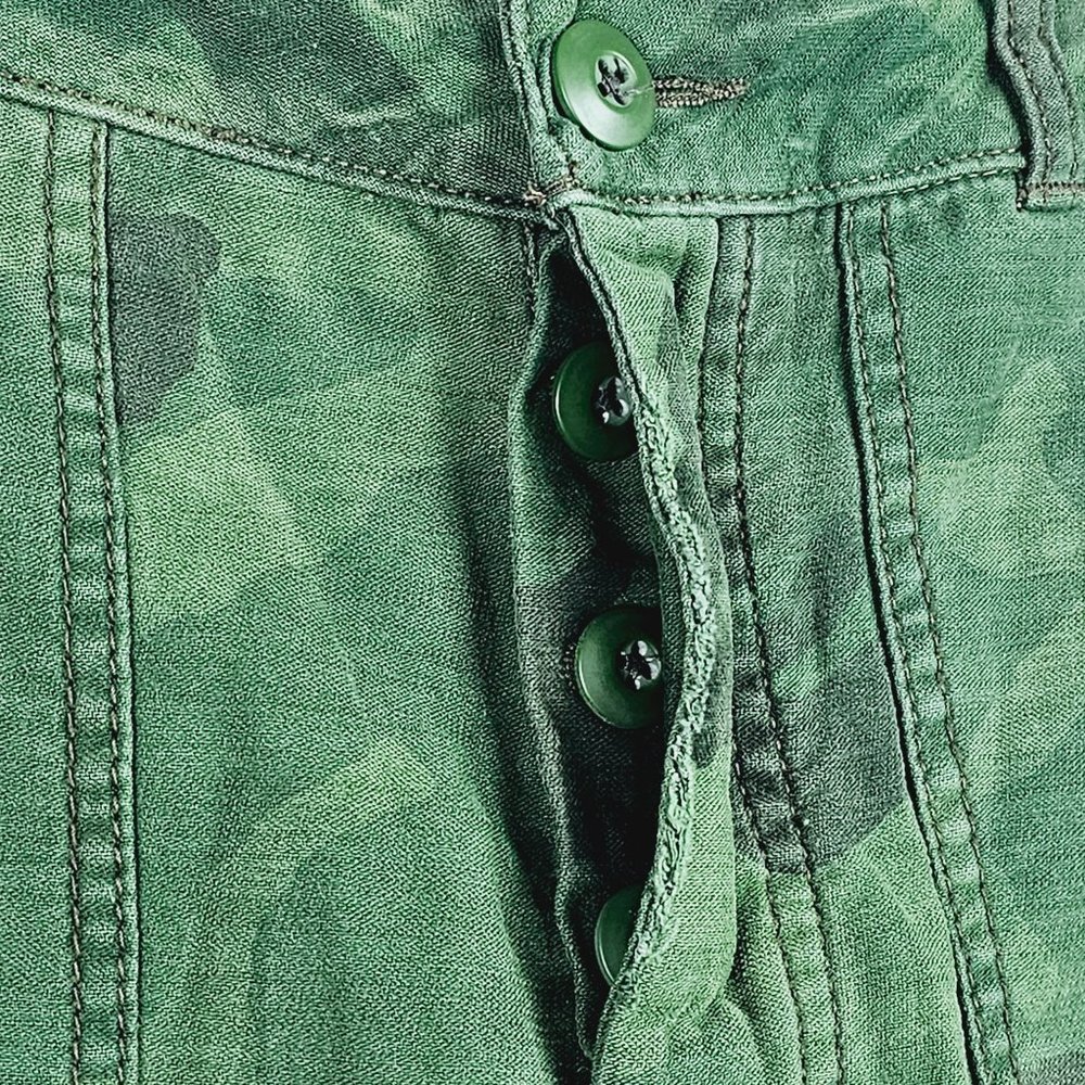 Free People Camo Embroidery Fray Hem Distressed Button Fly Shorts Sz 0 - Picture 9 of 12